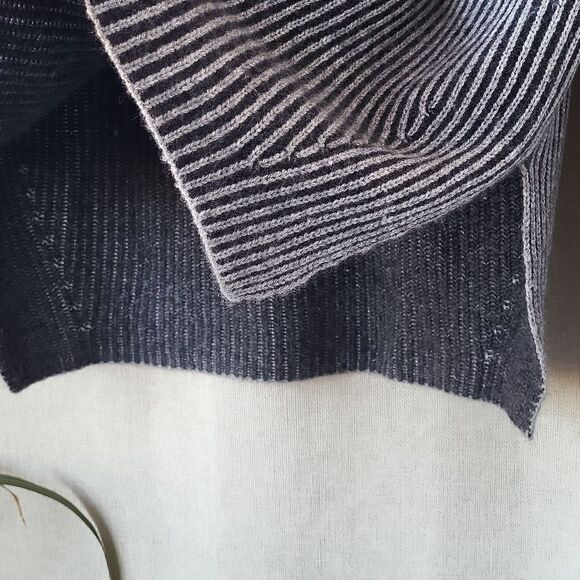 C by Bloomingdales wool and cashmere blend V-Neck Sweater. So soft! Size M - Picture 5 of 7